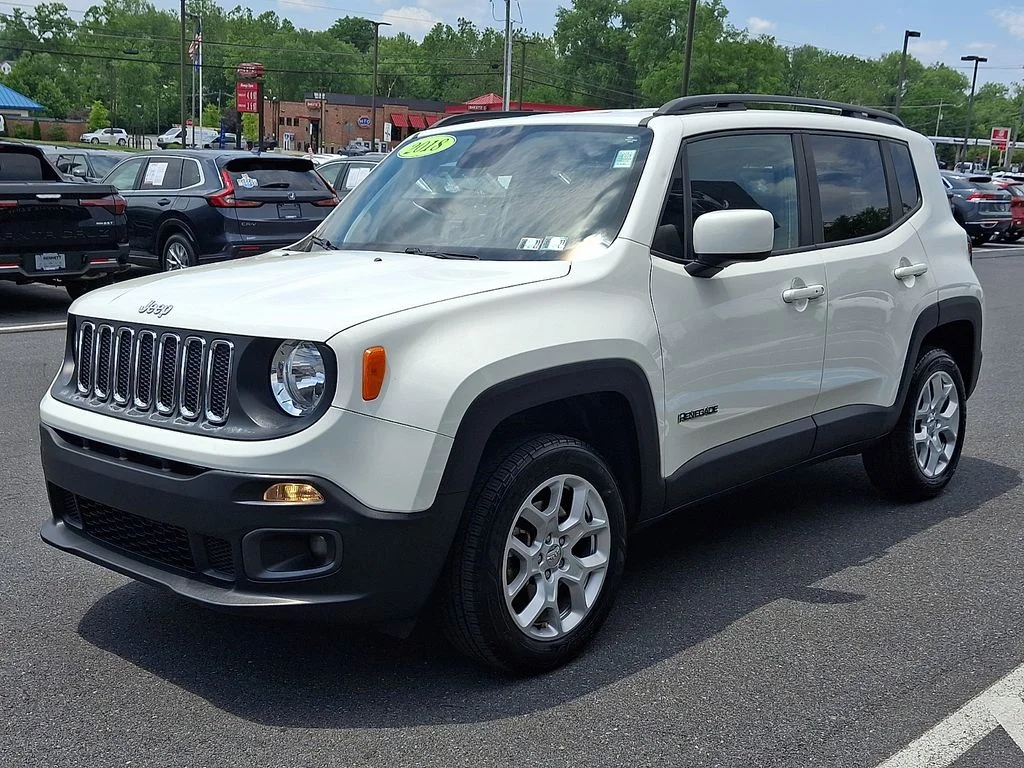 Used 2018 White Jeep Latitude image 3