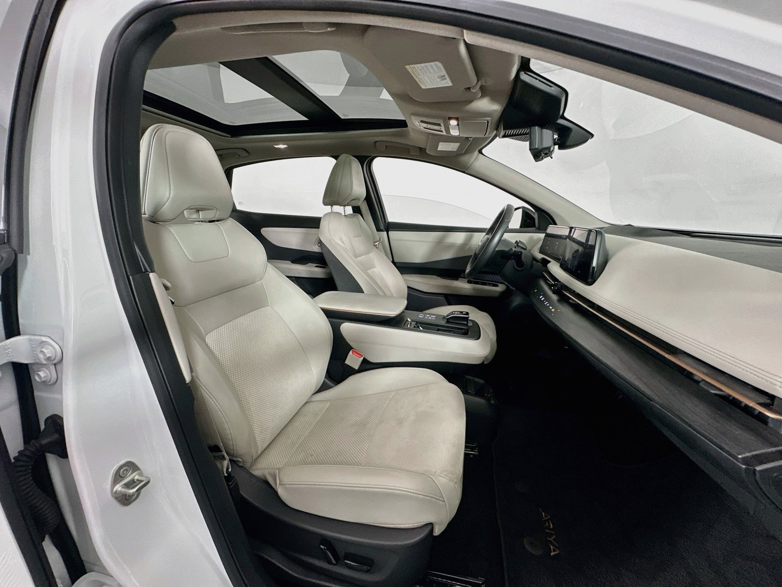 Used 2024 Everest White Pearl Tricoat/Black Diamond Pearl Nissan EMPOWER+ image 29