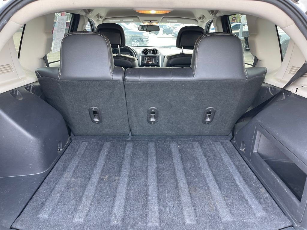 Used 2017 Bright White Clearcoat Jeep Latitude image 6