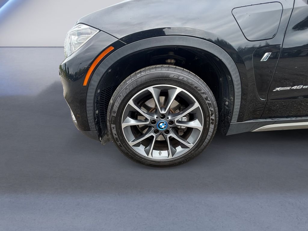 Used 2018 Black BMW xDrive40e image 9