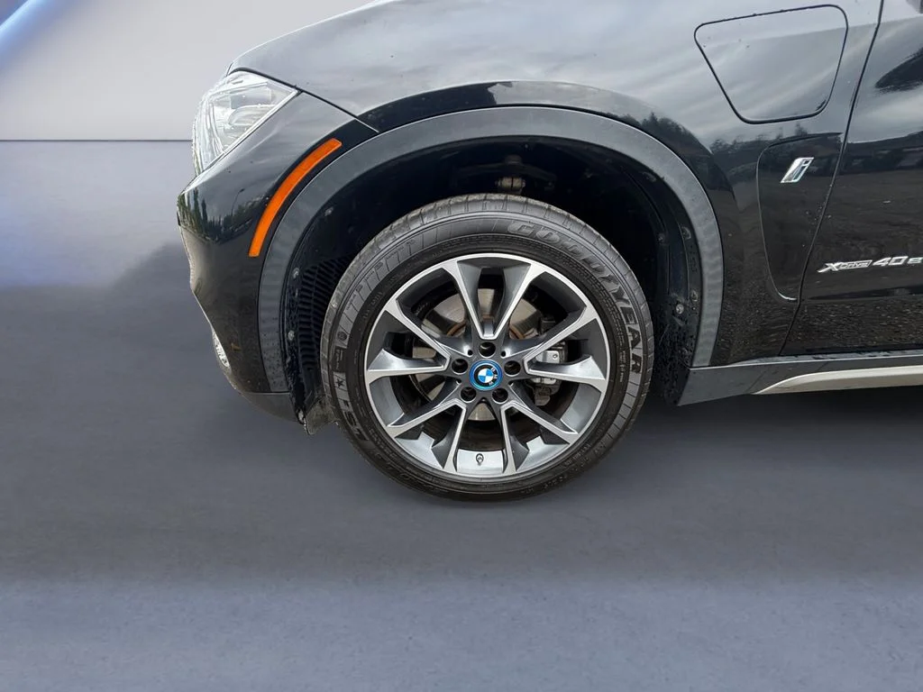 Used 2018 Black BMW xDrive40e image 9