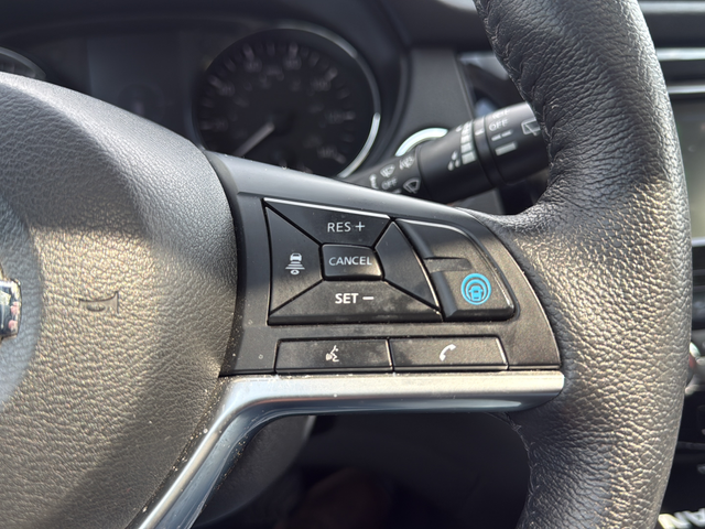 Used 2019 White Nissan SL image 17