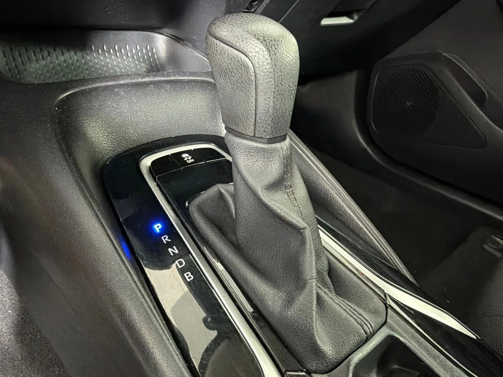 Used 2020 White Toyota LE image 30