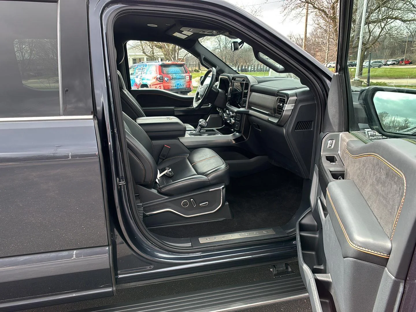 Used 2022 Smoked Quartz Metallic Tinted Clearcoat Ford Platinum image 20