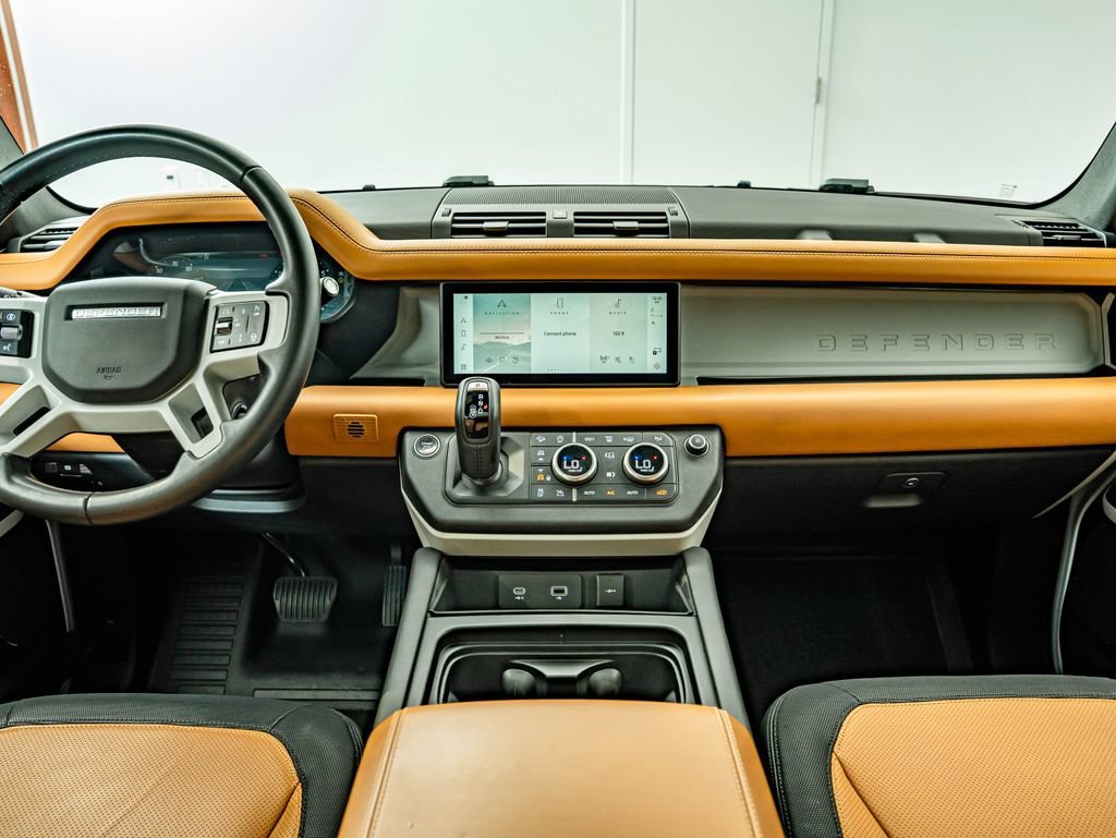 Used 2024 White Land Rover X-Dynamic SE image 30