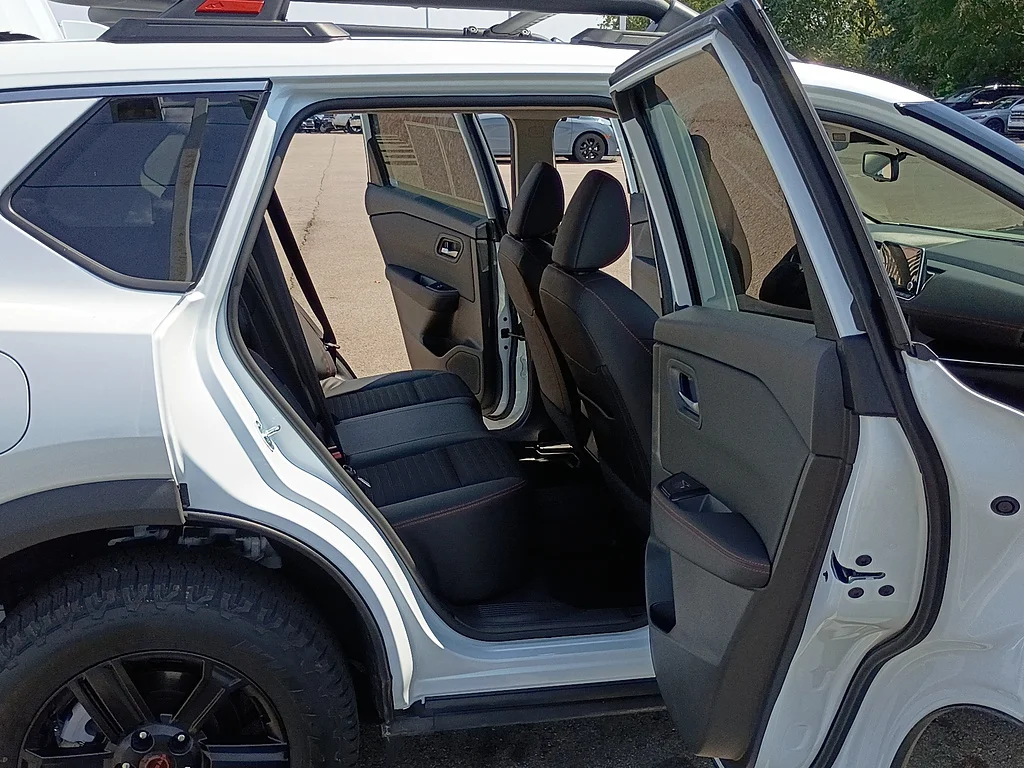 Used 2025 Everest White Pearl Nissan Rock Creek image 15