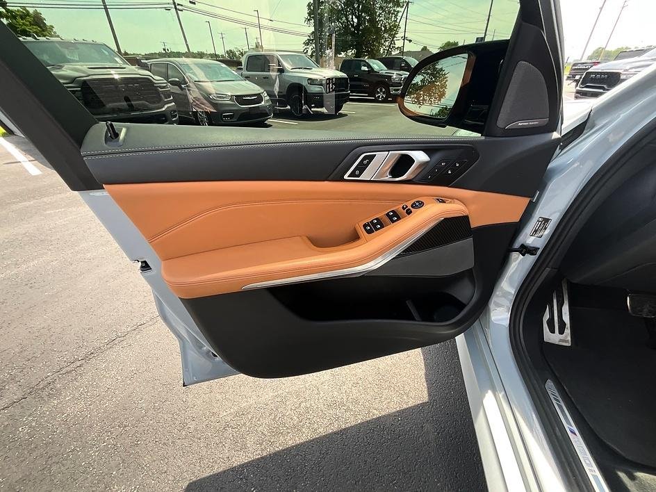 Used 2025 Gray BMW M60i image 12