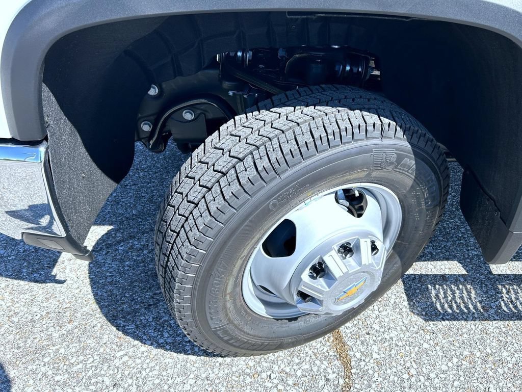 New 2026 Summit White Chevrolet Work Truck image 18