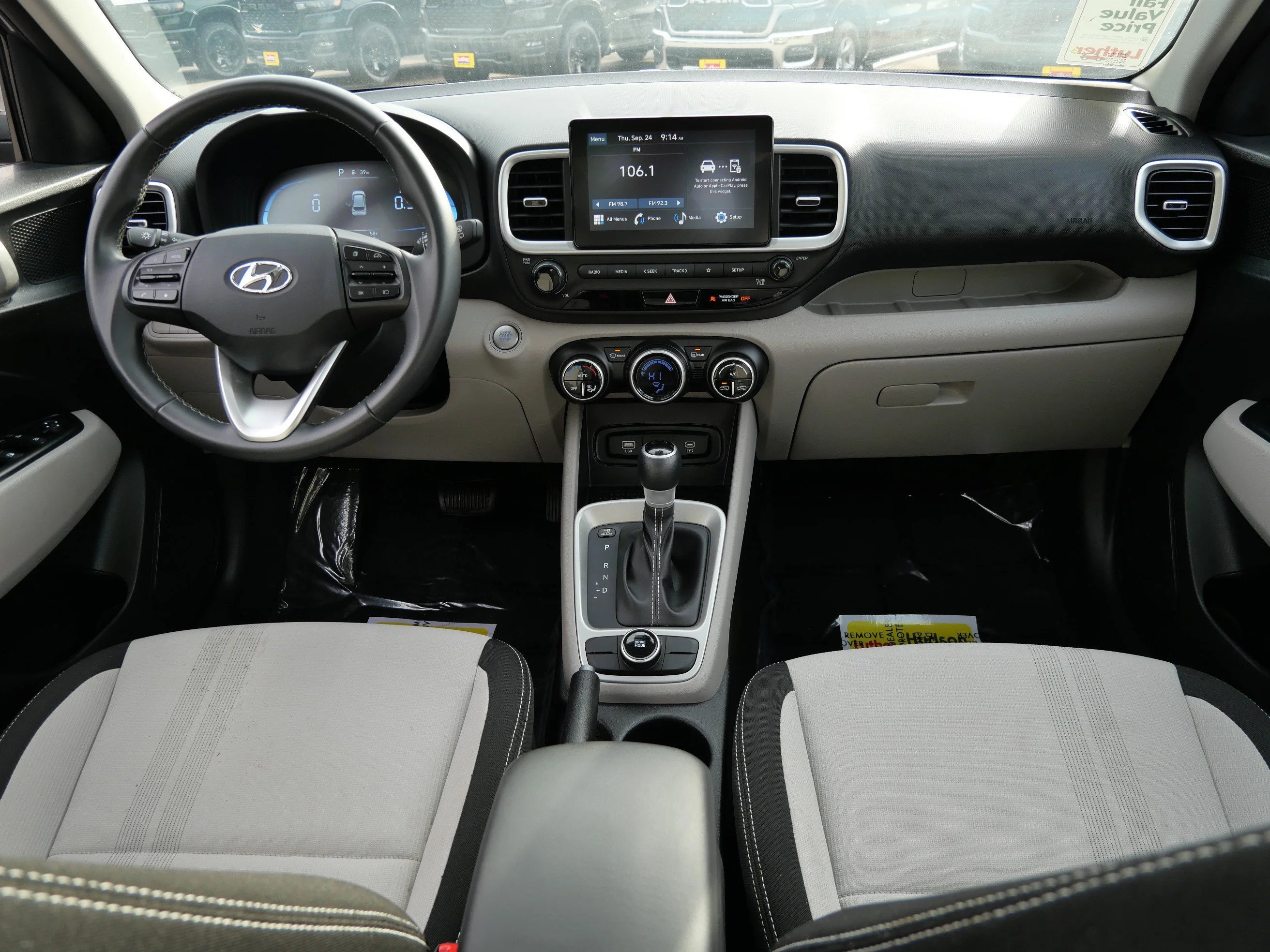 2025 Hyundai Venue SEL - Photo 10