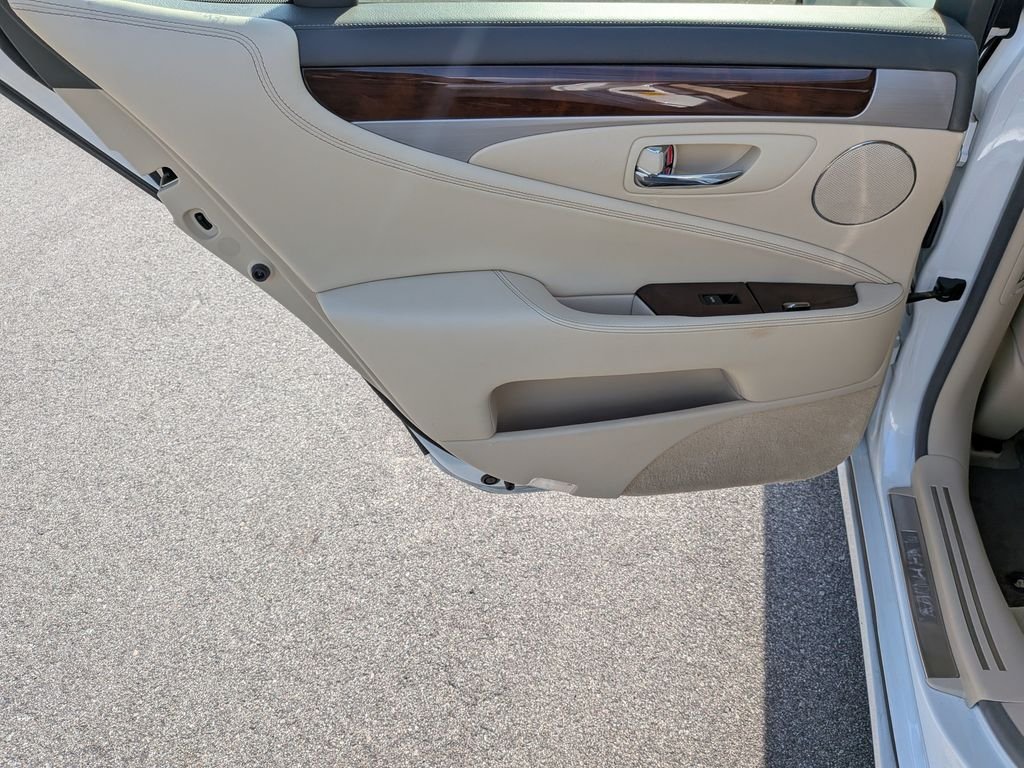 Used 2013  Lexus 460 image 23