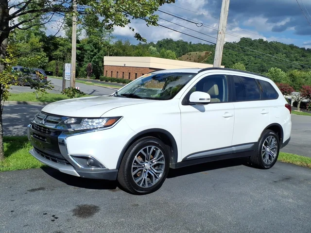 Pre-Owned 2016 Mitsubishi Outlander AWC 4DR SE