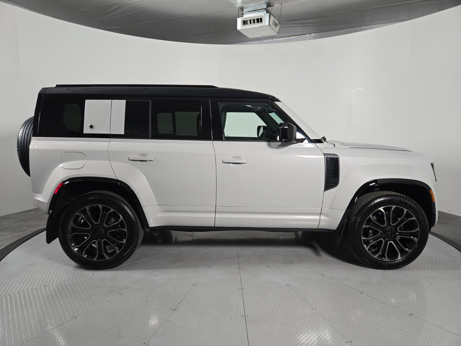 2026 Land Rover Defender OCTA - Photo 6