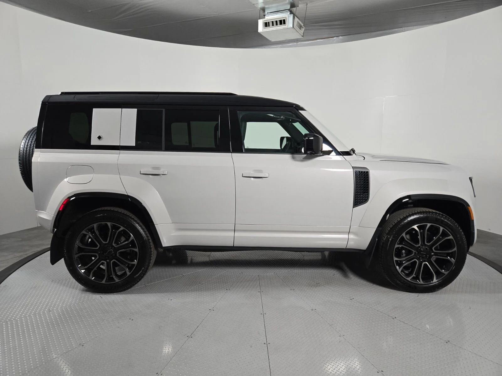 2026 Land Rover Defender OCTA - Photo 6