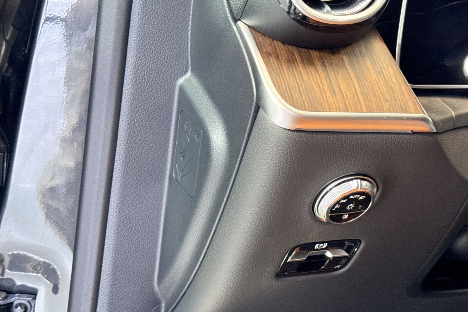 New 2026 Graphite Grey Metallic Mercedes-Benz GLC 300 image 10