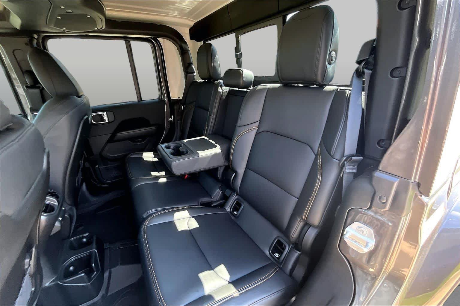 New 2026 Granite Crystal Metallic Clear-Coat Exterior Paint Jeep Sahara image 22