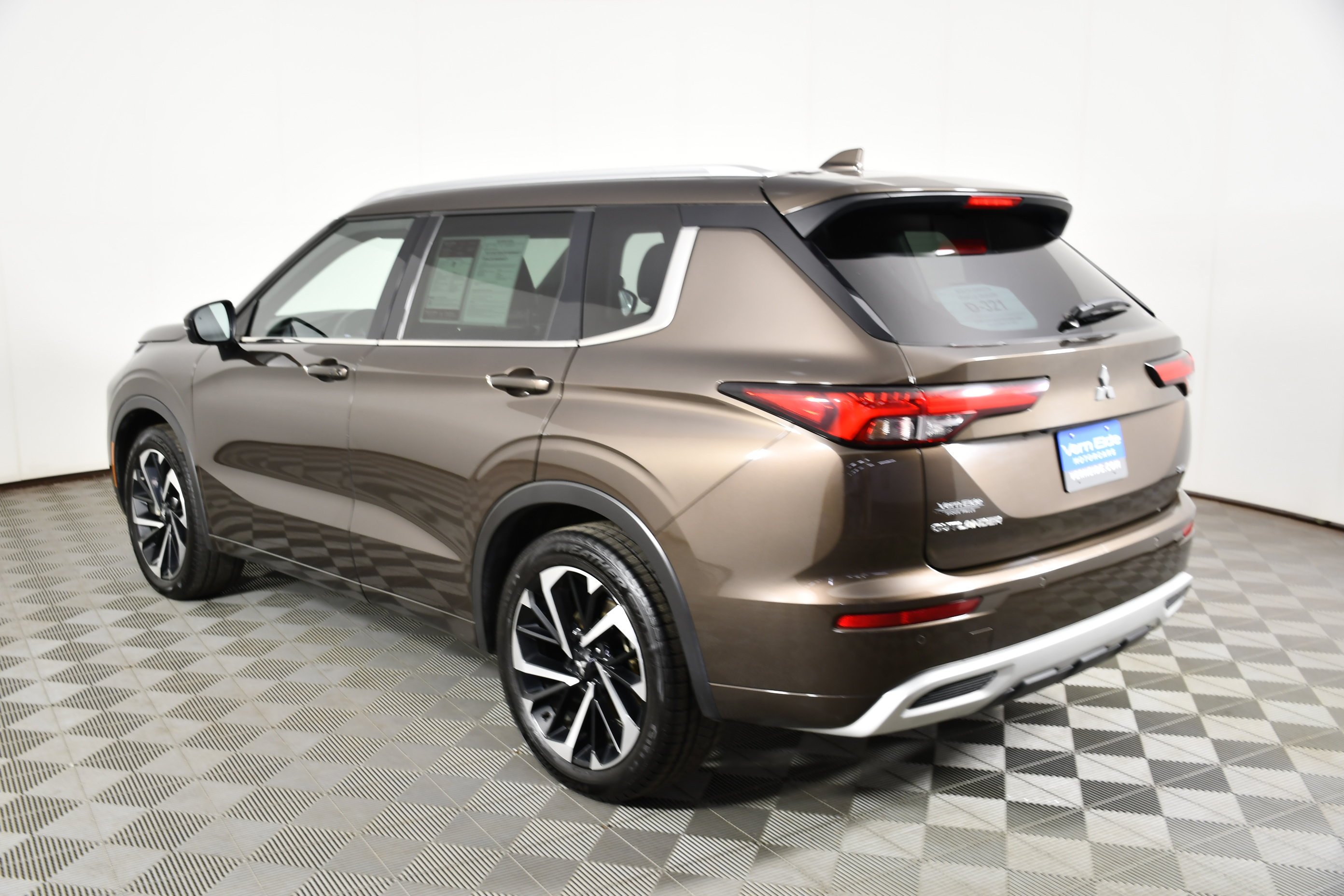 Used 2022 Deep Bronze Metallic Mitsubishi SEL image 8