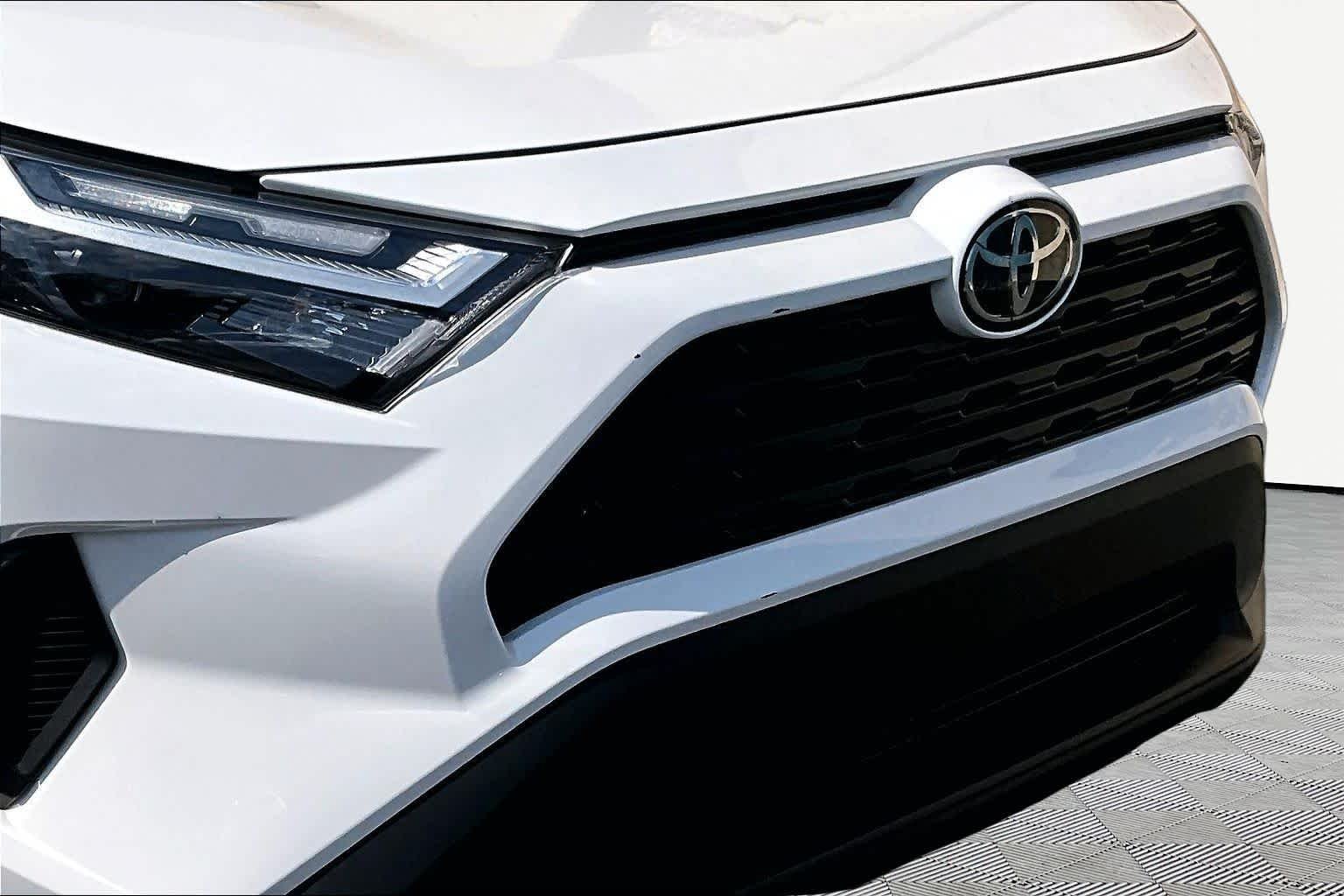 Used 2024 Ice Cap Toyota LE image 30