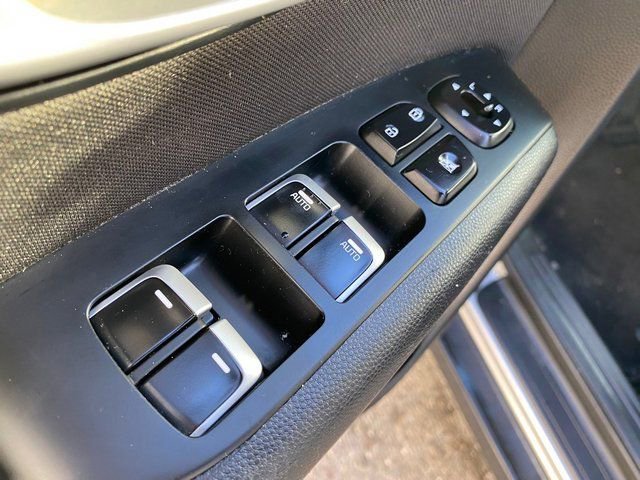 Used 2019  Kia + image 15
