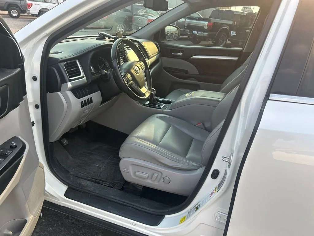 Used 2015 Blizzard Pearl Toyota XLE V6 image 12