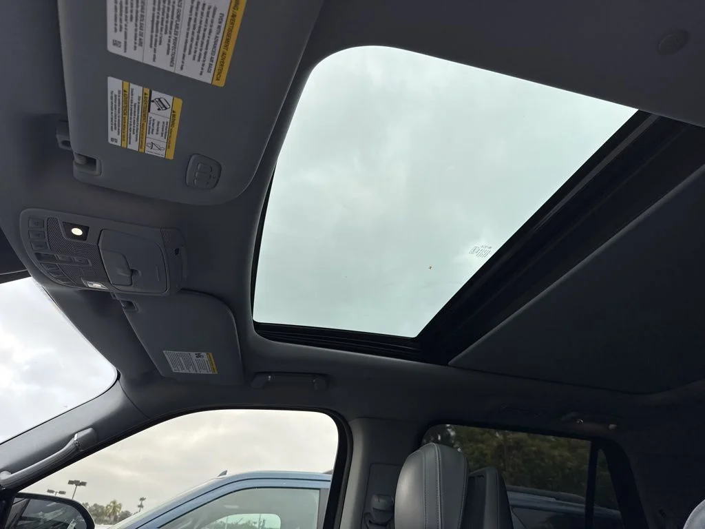 Used 2018 Gray Lincoln Reserve image 12