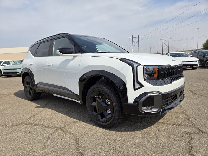 New 2027 Snow White Pearl / Black Roof Kia X-Line S image 2