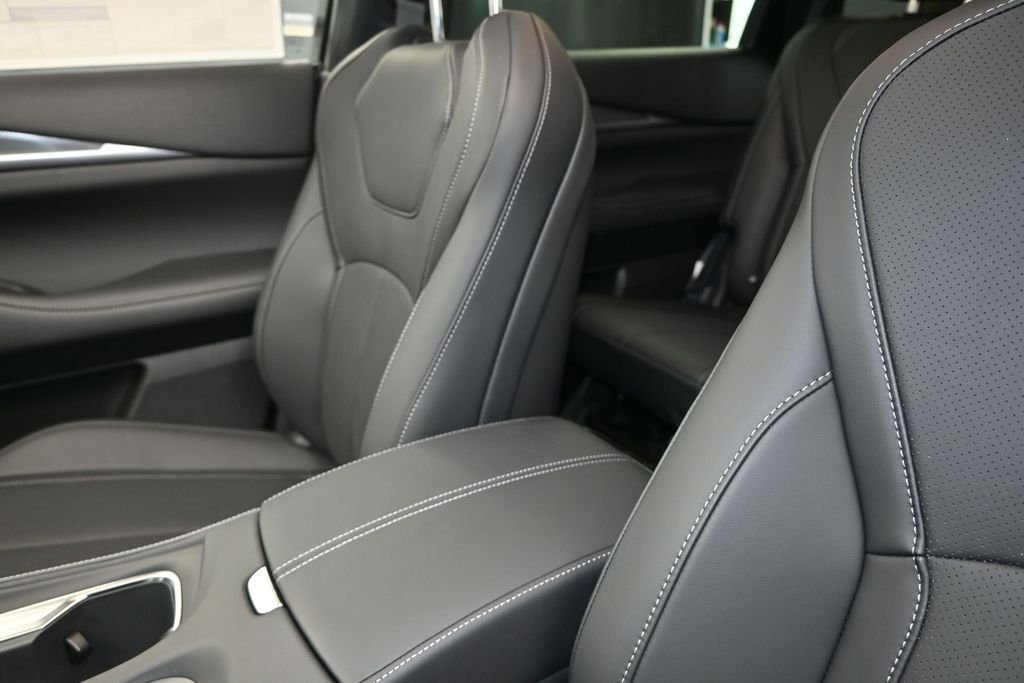 New 2027 RADIANT WHITE INFINITI Luxe FWD image 14