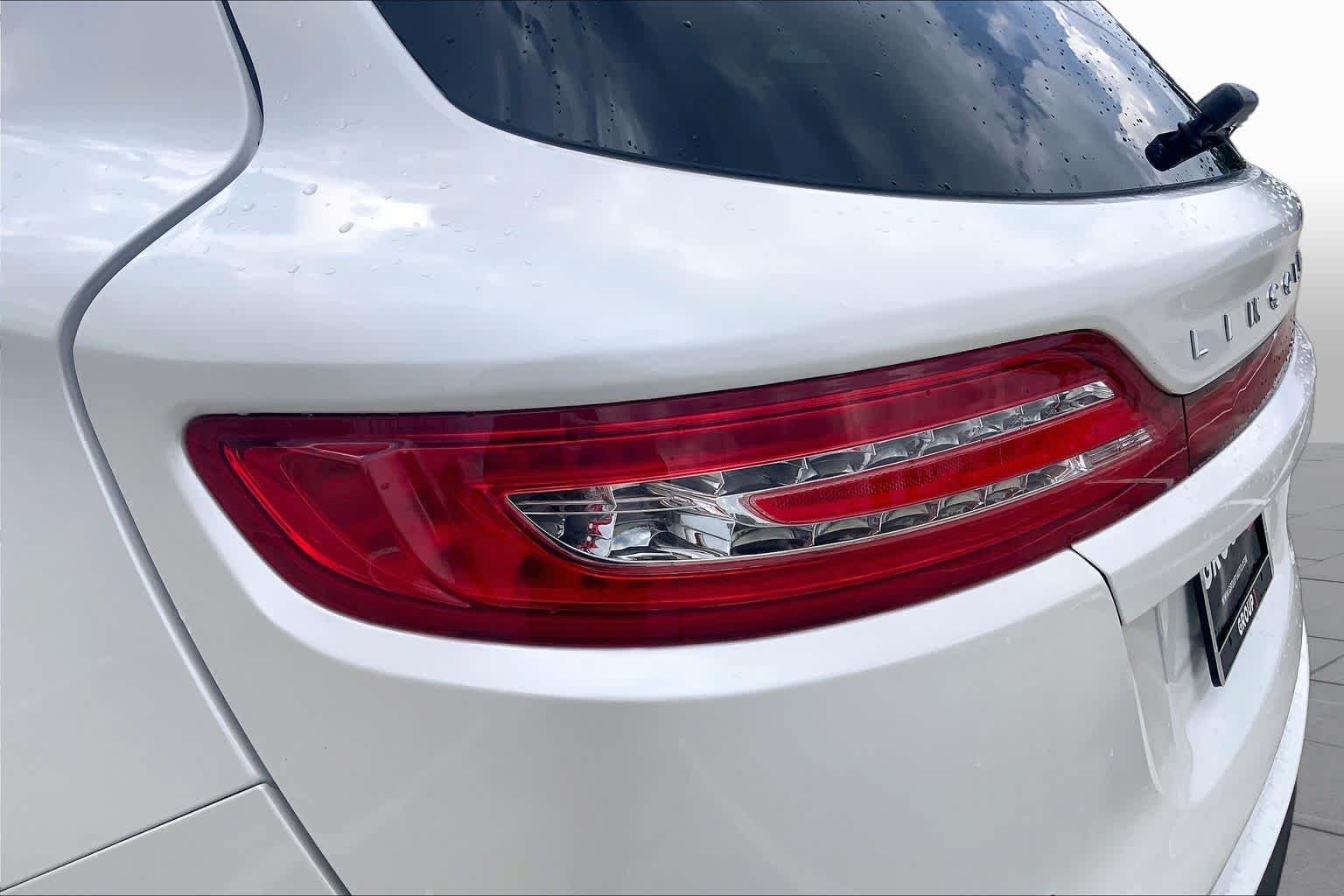 Used 2016 White Platinum Metallic Tri-Coat Lincoln Reserve image 28