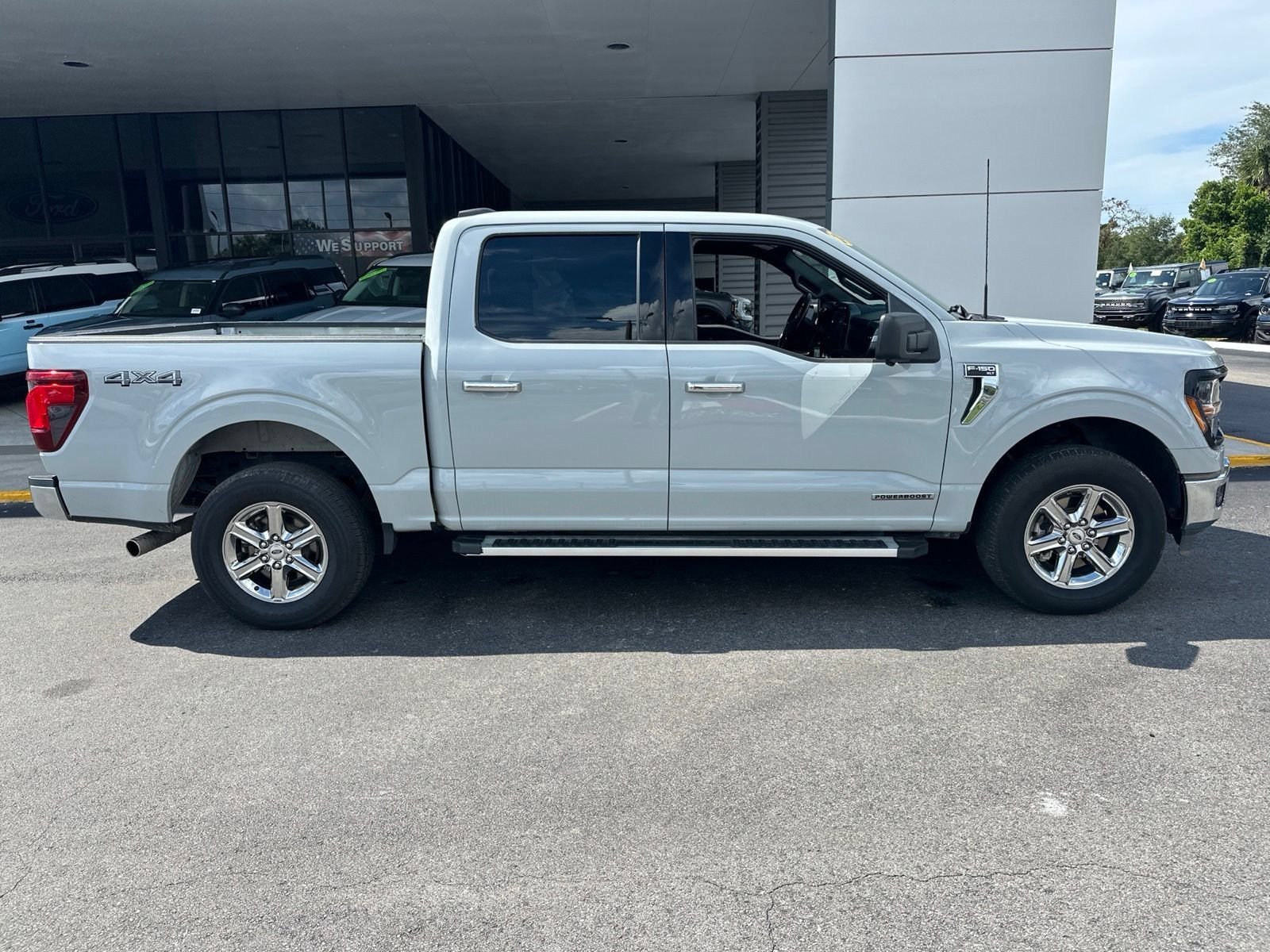 Used 2024 Avalanche Gray Ford XLT image 3