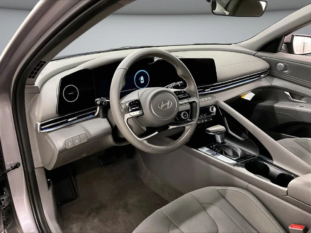 Used 2025 Silver Hyundai SEL Convenience image 17