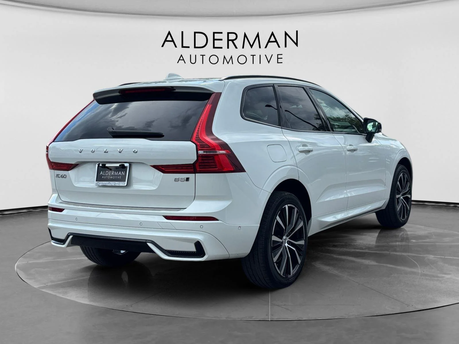Used 2024 Crystal White Metallic Volvo Plus Dark Theme image 5