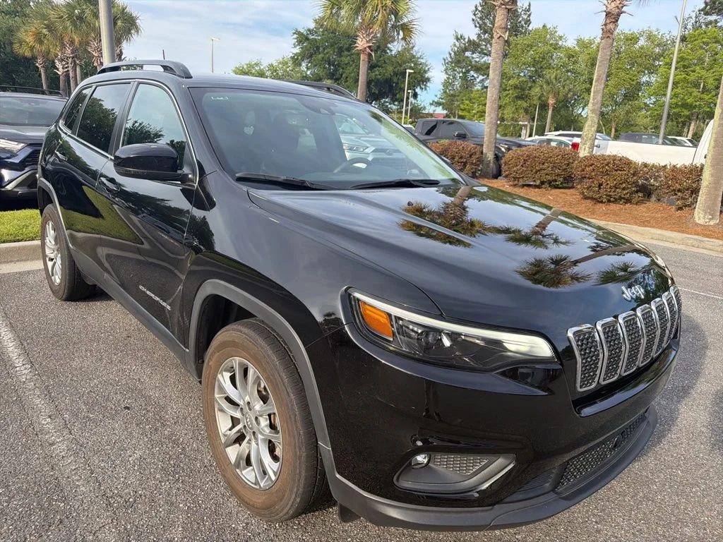 Used 2022 Black Jeep Latitude Lux image 1