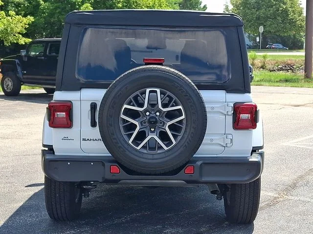 Used 2025 White Jeep Sahara image 3