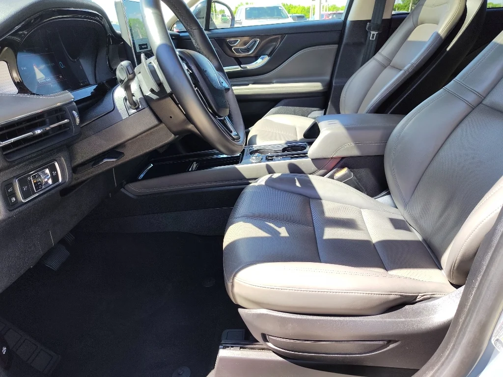 Used 2024 Whisper White Lincoln Grand Touring image 11