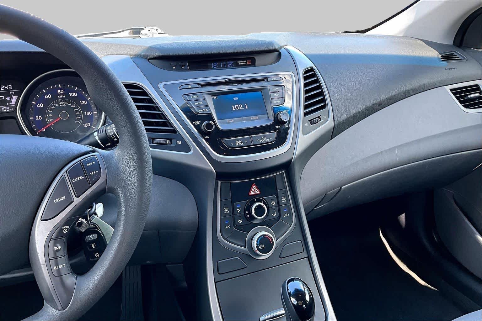 Used 2015 Quartz White Pearl Hyundai SE image 7