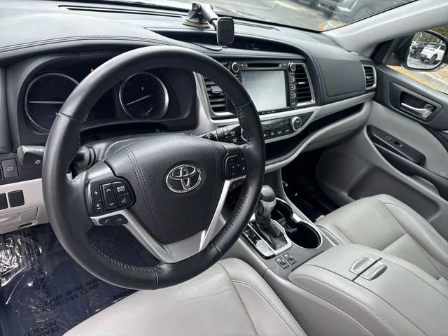 Used 2019 Gray Toyota XLE image 16