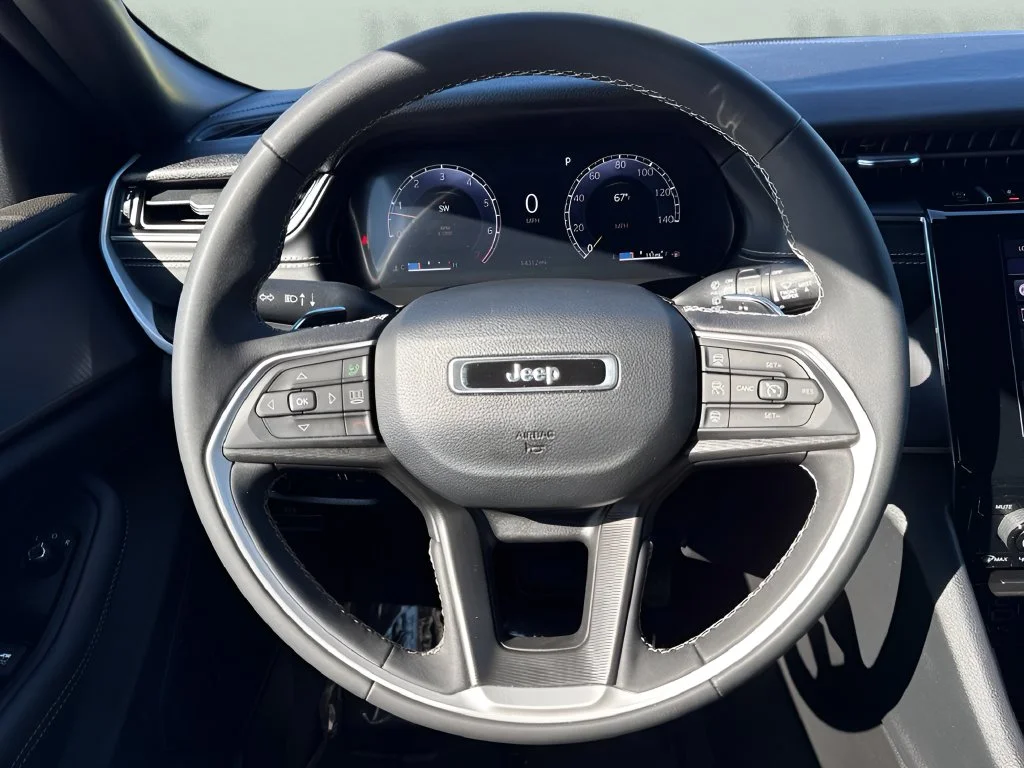 Used 2024 Silver Jeep Laredo image 12