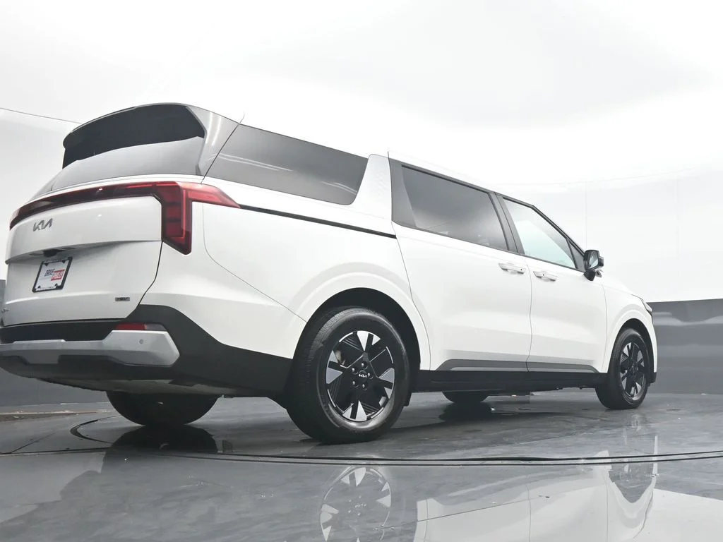 Used 2026 White Kia LXS image 32