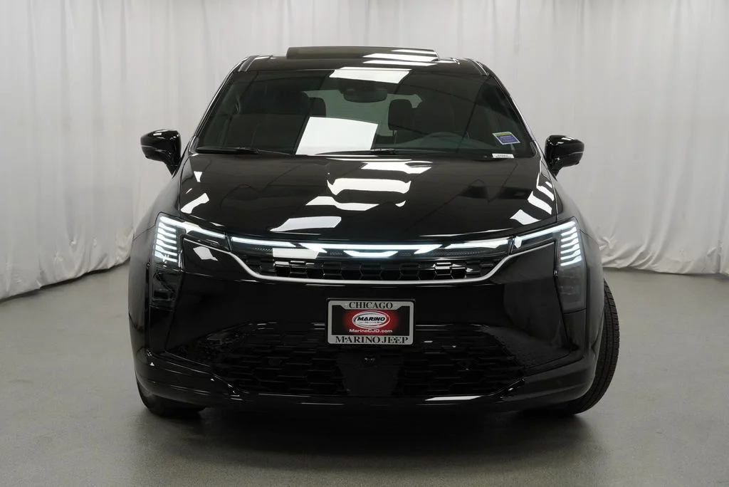 New 2027 Diamond Black Crystal Pearl-Coat Paint Chrysler Limited image 17