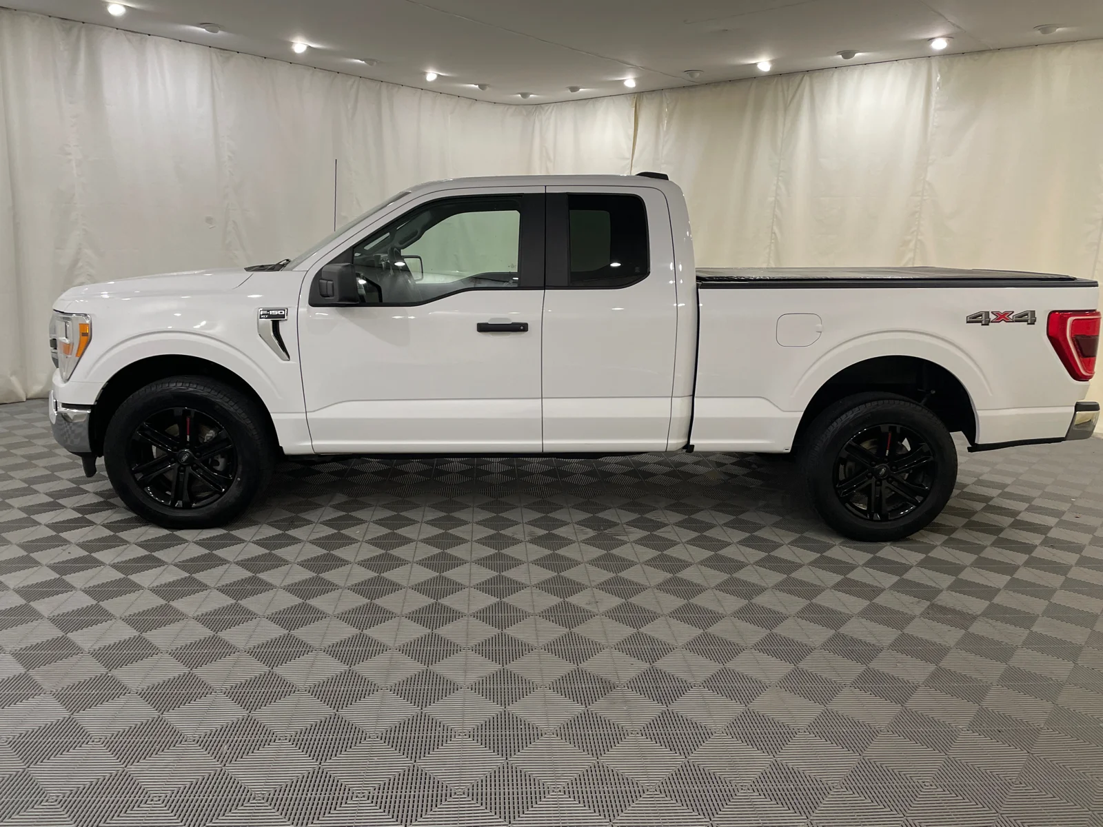 Used 2022 Oxford White Ford XLT image 9