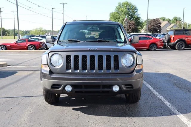 Used 2014 Granite Crystal Clearcoat Metallic Jeep Latitude image 12