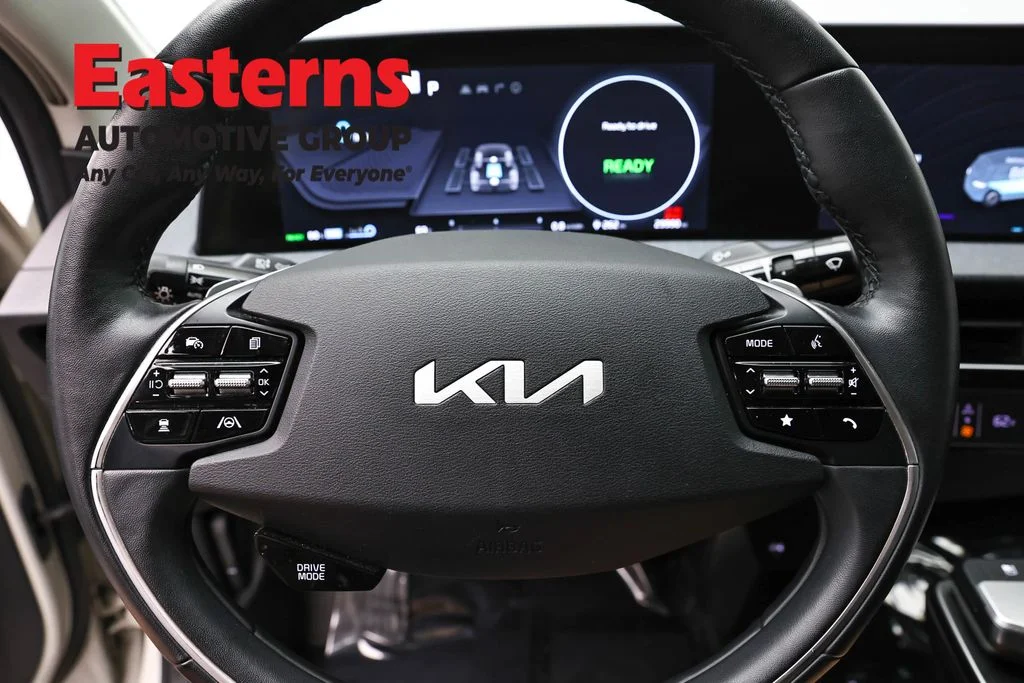Used 2022 White Kia Wind image 10