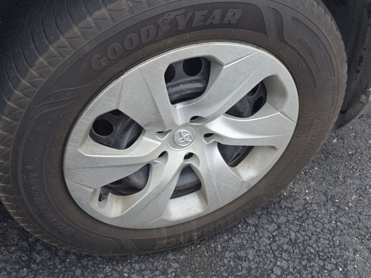 Used 2021 White Toyota LE image 17