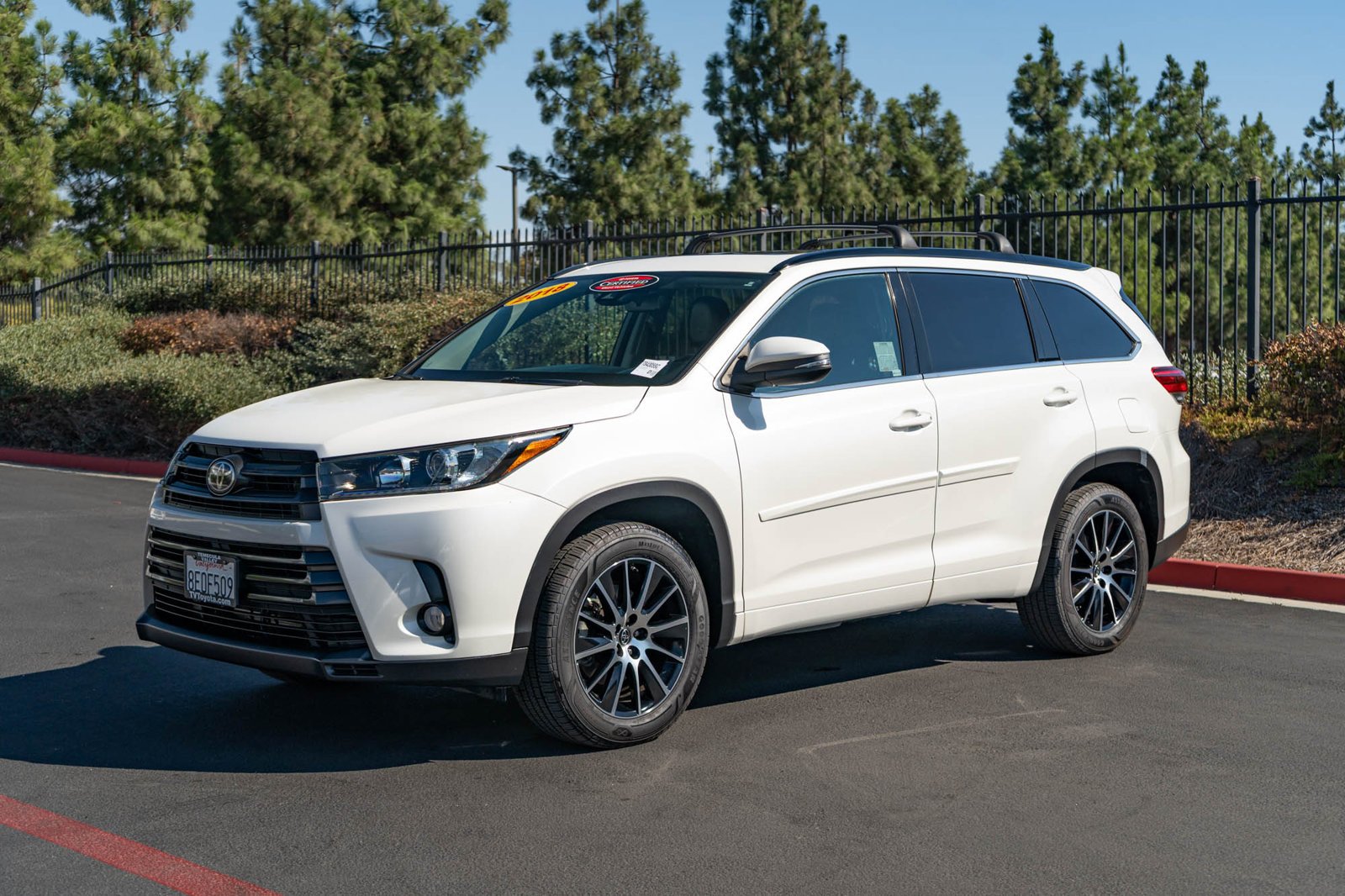 Certified Used 2018 Blizzard Pearl Toyota SE image 3