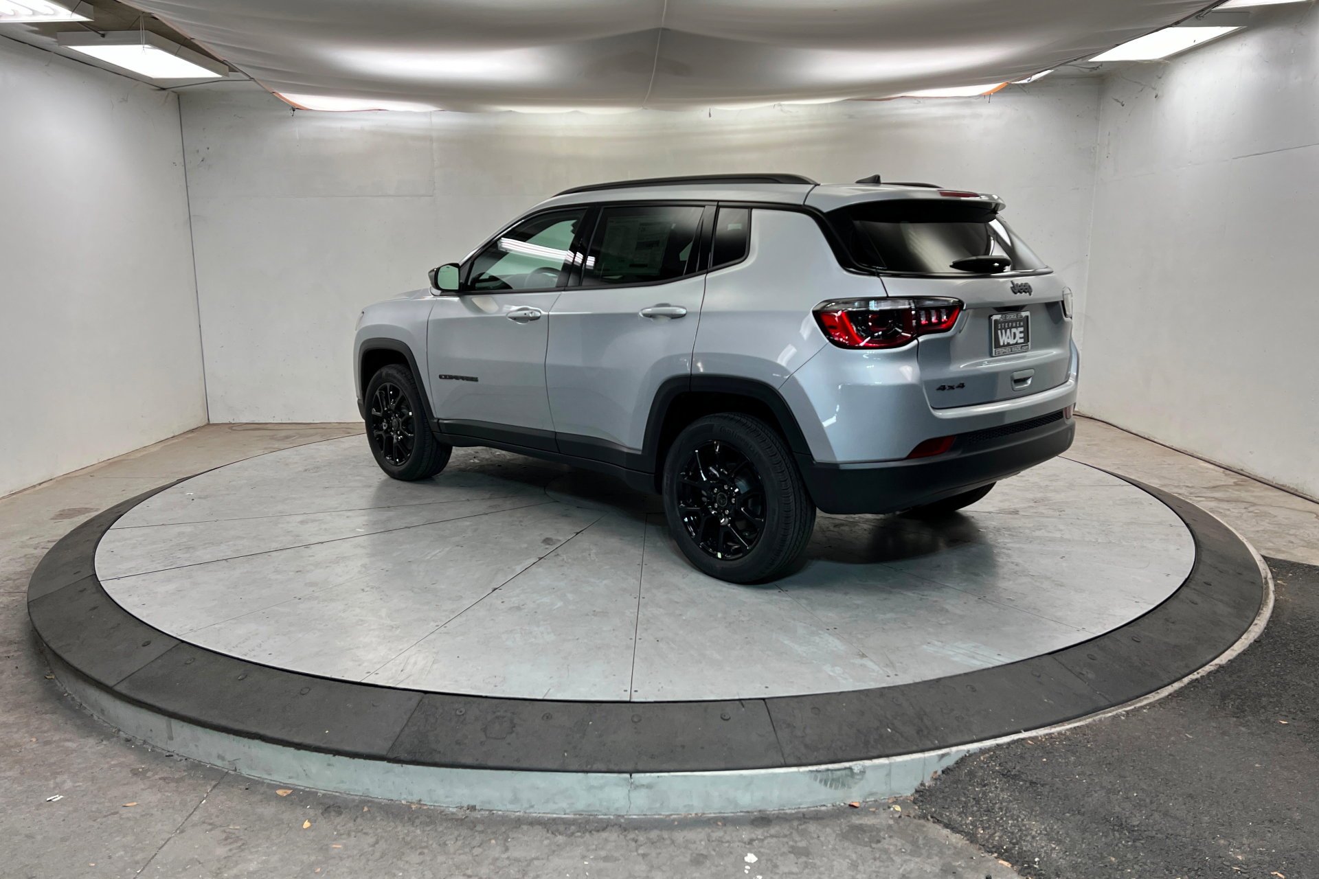 New 2026 Silver Zynith Metallic Clear-Coat Exterior Paint Jeep Latitude Altitude image 3