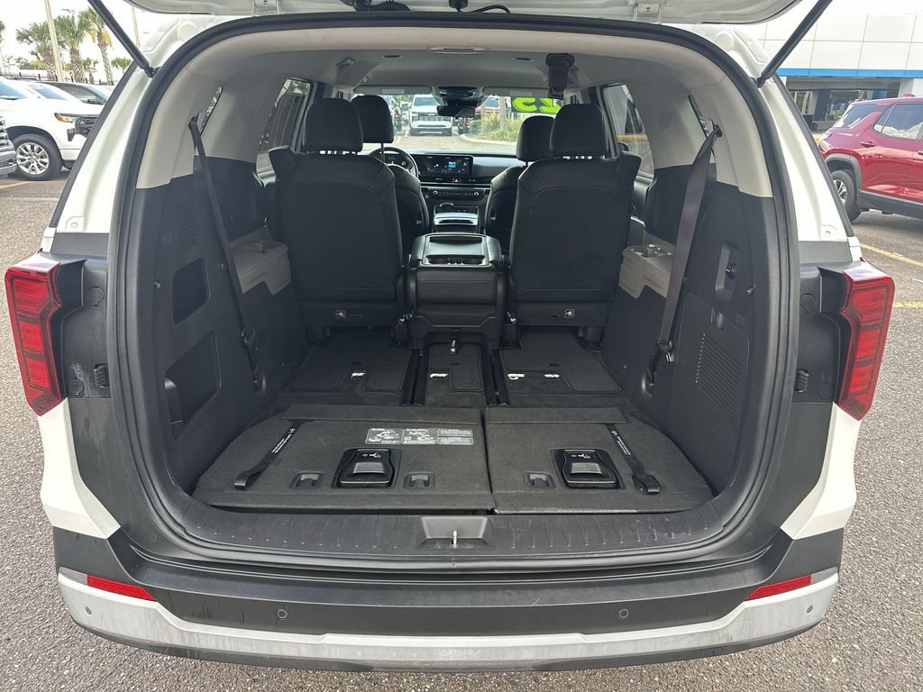 Used 2025 White Kia LXS image 31