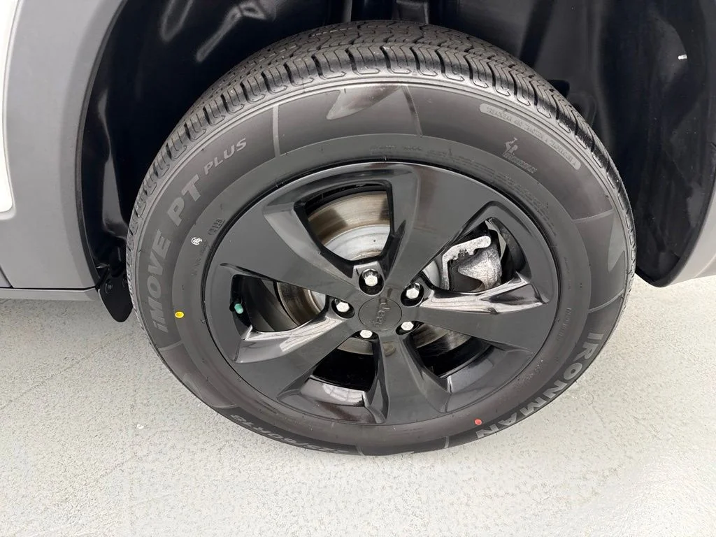 Used 2023 White Jeep Altitude image 6