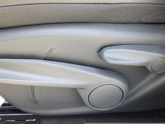New 2026 Bright White Clear-Coat Exterior Paint Jeep Latitude image 19