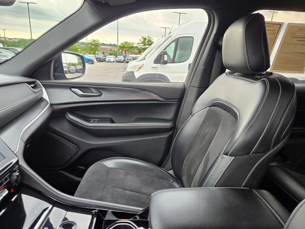 Used 2023 Black Jeep Altitude X image 27