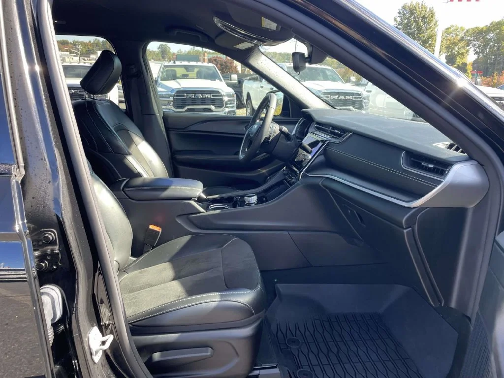 Used 2023 Black Jeep Altitude image 15