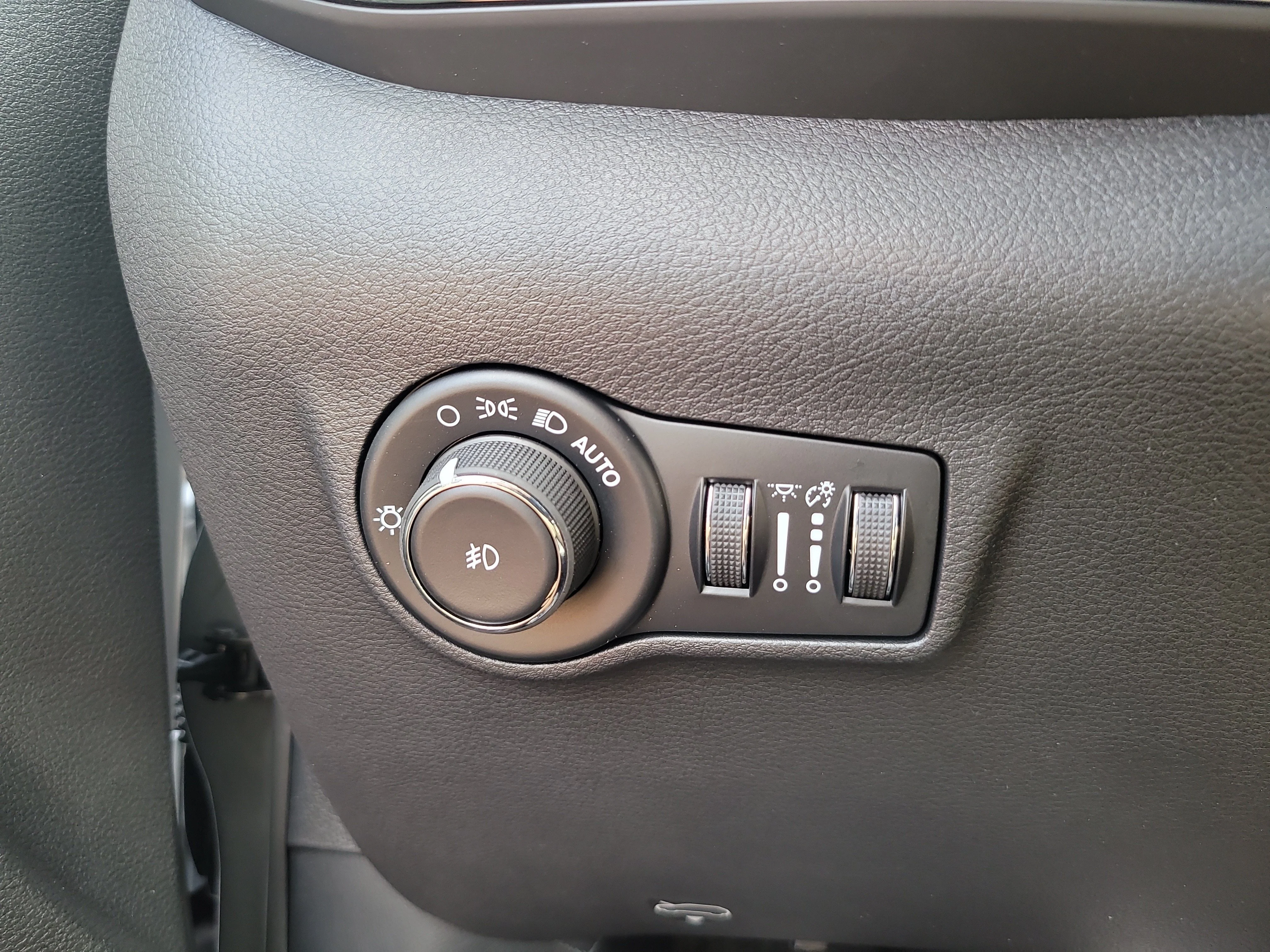 New 2026 Silver Zynith Metallic Clearcoat Jeep Latitude image 21